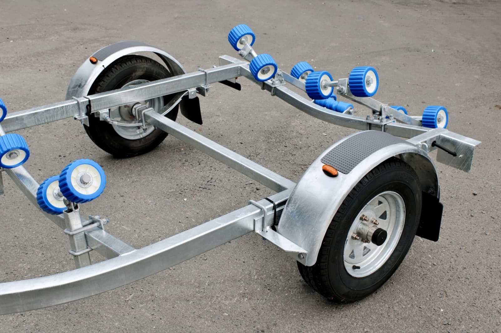 AT 350-SR boat trailer — thumbnail 3